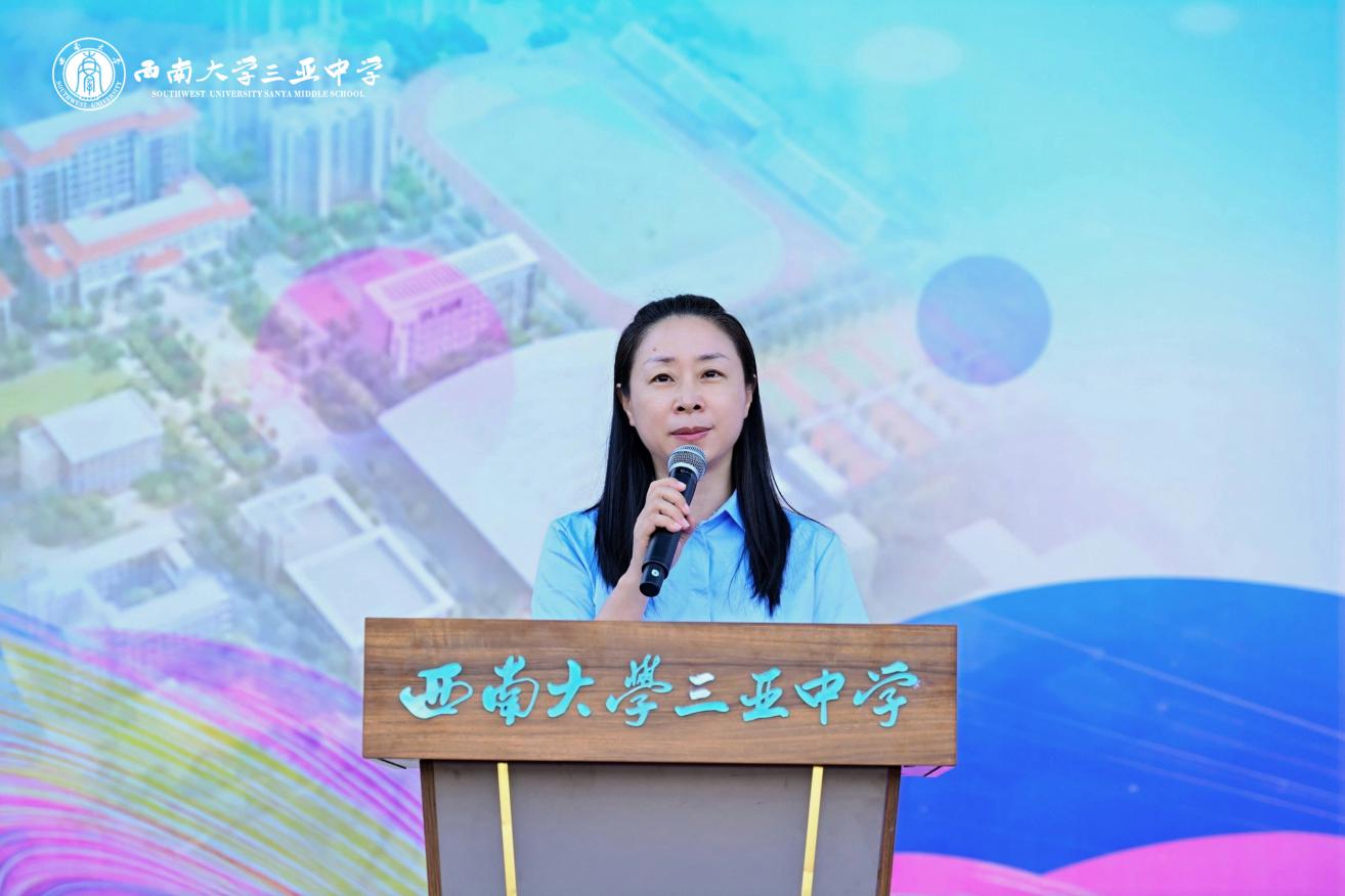 教师代表覃雪琴发言