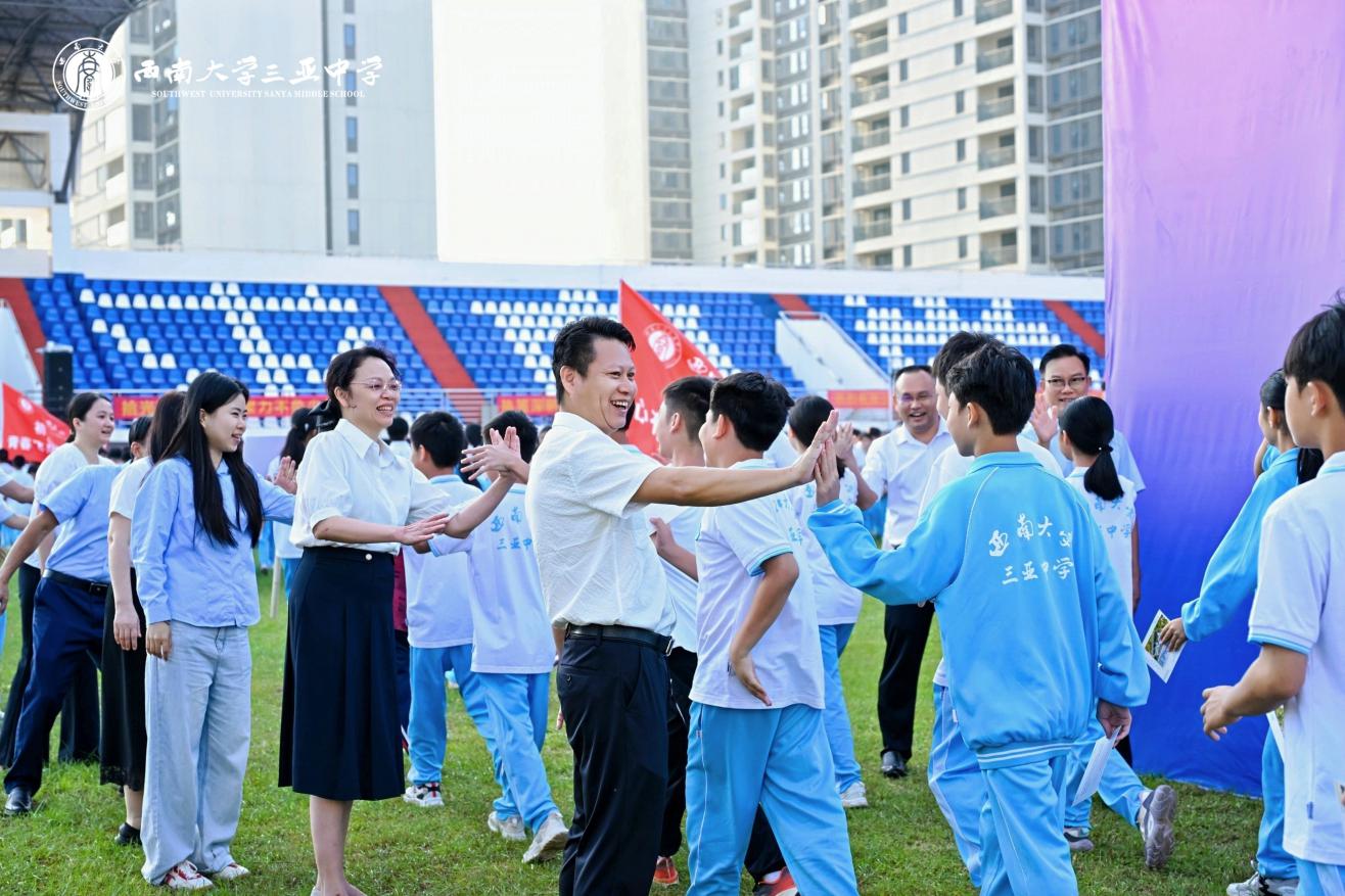 6.迎新门 击掌